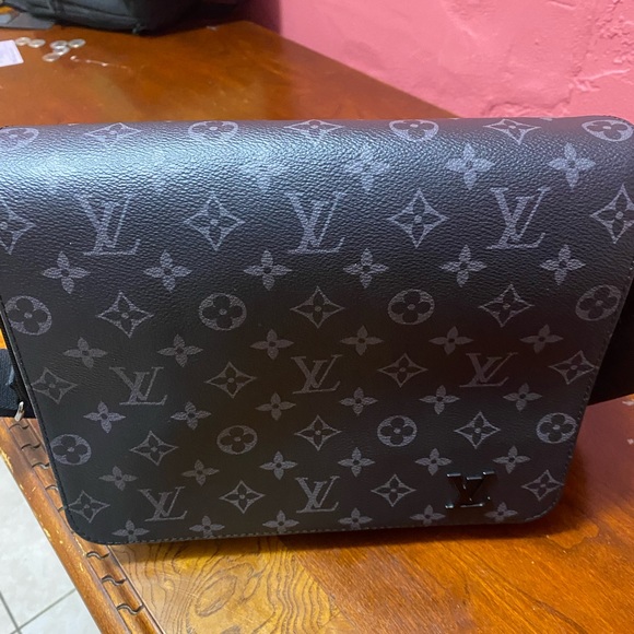 LOUIS VUITTON MESSENGER BAG - Picture 10 of 14